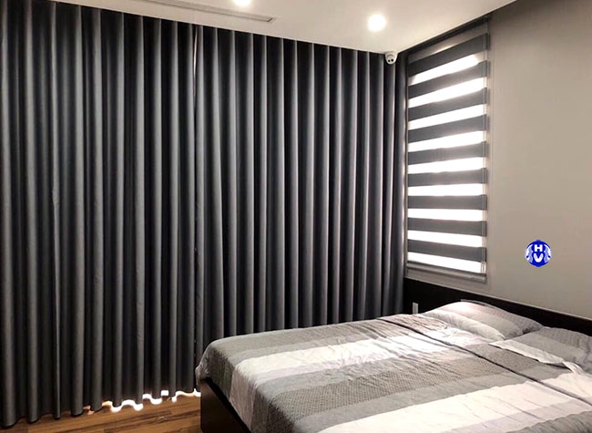 Bộ rèm cửa sổ màu xám phù hợp với căn phòng với nhiều ánh sáng chiếu