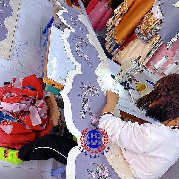 thợ may đang gia công tại xưởng trước khi lắp đặt cho khách hàng tại long biên