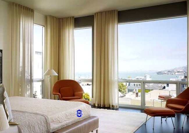 Lối kiến trúc thiên về không gian mở được sự trợ giúp từ bộ rèm cửa sổ phòng ngủ