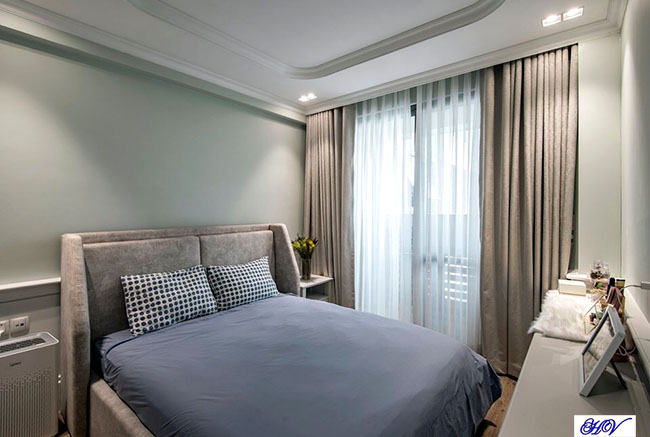 Căn phòng ngủ được điều tiết ánh sáng tùy chỉnh từ mẫu rèm cửa hai lớp