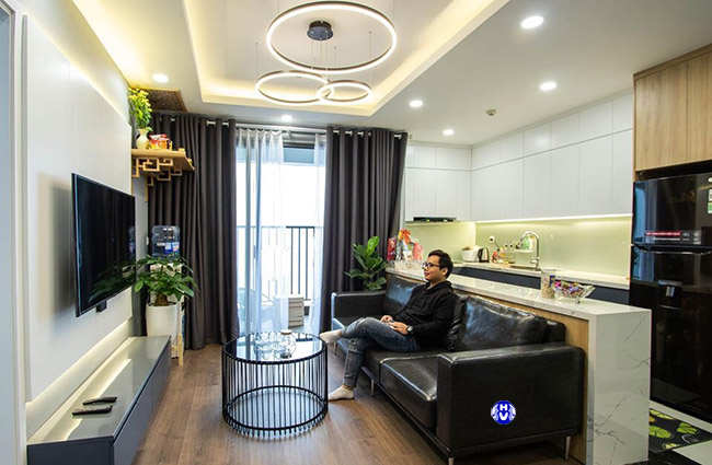 Mẫu rèm trơn bóng ăn nhập với bộ sofa trong không gian căn hộ cao cấp tại Hà Nội