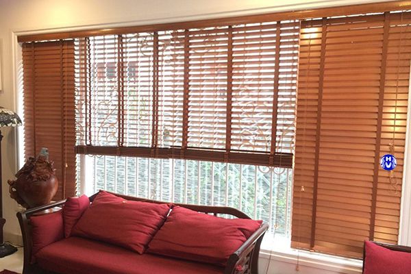 Mẫu rèm gỗ cửa sổ đẹp chất liệu tự nhiên cho phòng khách