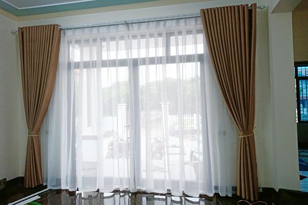 Mẫu rèm kéo cửa sổ chống nắng dễ sử dụng