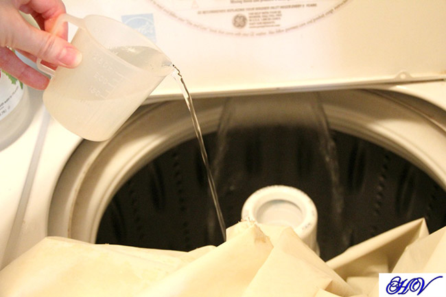 Sử dụng bột giặt và chất tẩy nhẹ với rèm cửa giặt máy