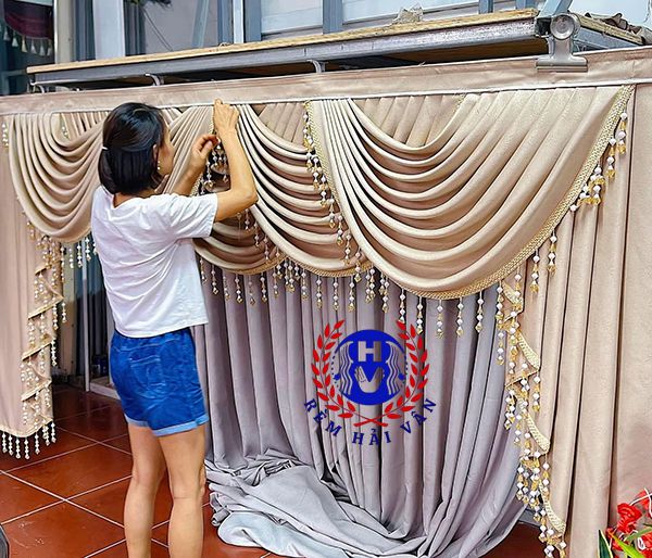 Thợ may đang xếp yếm sò rèm tân cổ điển tại xưởng