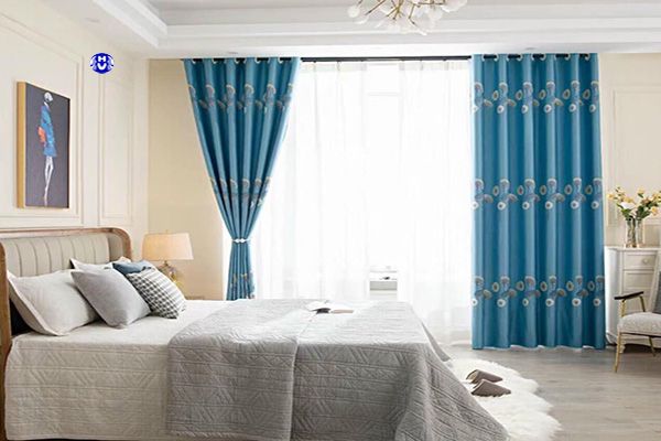 Rèm vải hoa văn thêu màu xanh ngọc phòng ngủ