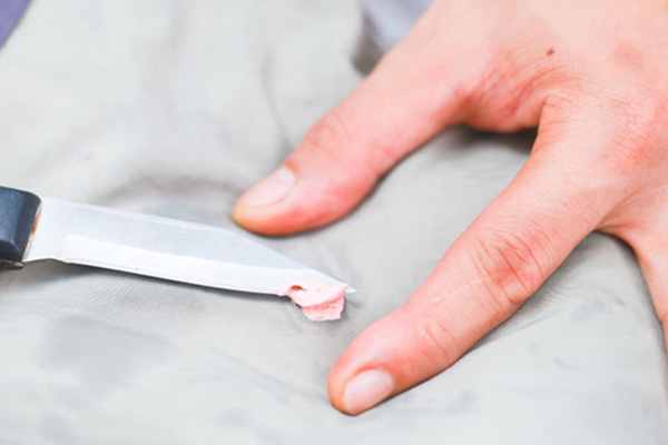 Vết kẹo cao su cứng lại thì có thể dùng mũi dao bóc dễ dàng