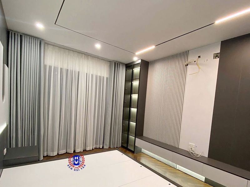 rèm vải màu ghi sáng giúp mở không gian hoàn hảo