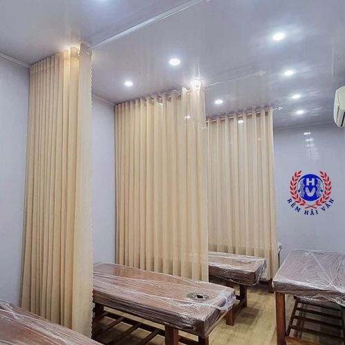 rèm vải voan màu kem lắp spa