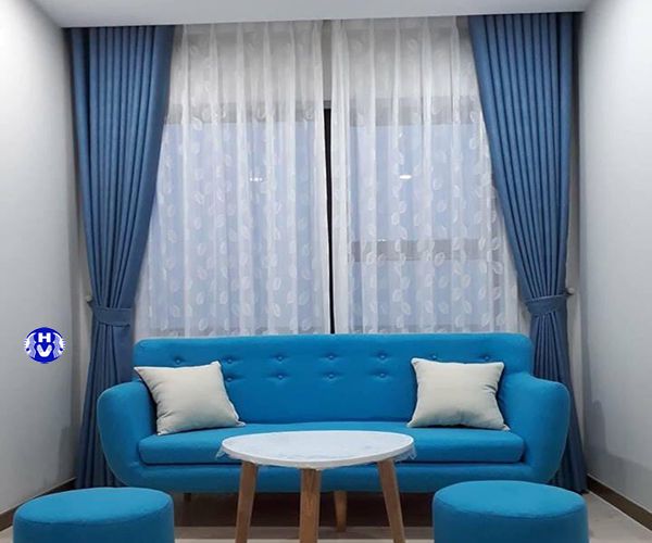 Mẫu rèm vải màu xanh nước biển lắp phòng khách
