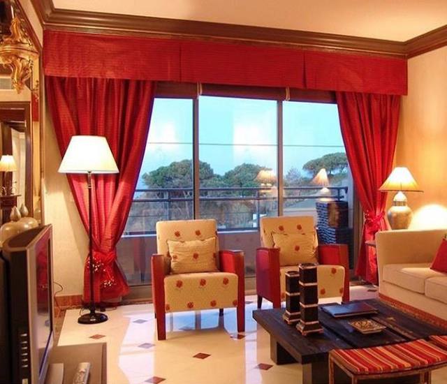 Rèm cửa màu đỏ thể hiện sự sang trọng, nổi bật và tinh tế