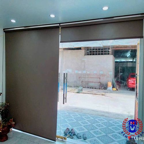 rèm cuốn trơn lắp cửa ra vào phòng khách