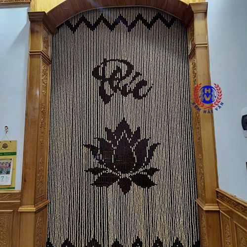 rèm hạt gỗ cho cửa thông phòng khách với phòng thờ