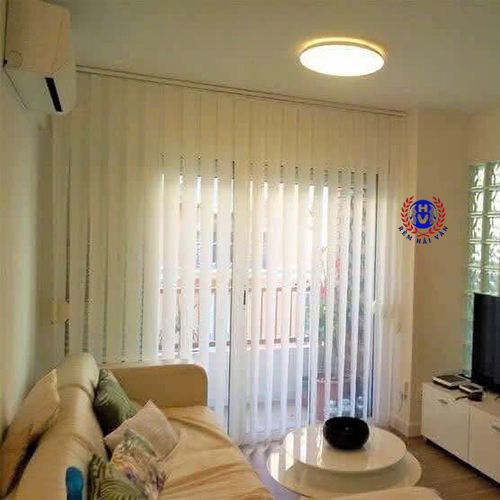 rèm lá dọc cửa ra ban công phòng khách