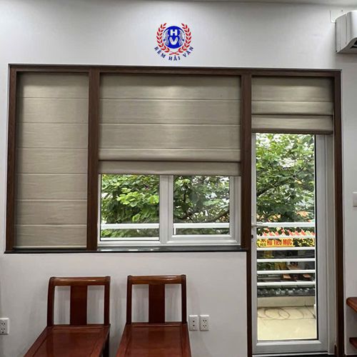 rèm roman lắp cửa sổ phòng khách nhỏ