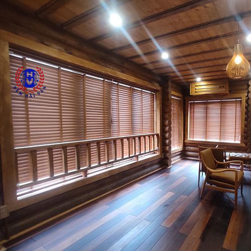 rèm sáo gỗ lắp cửa ra vào phòng khách
