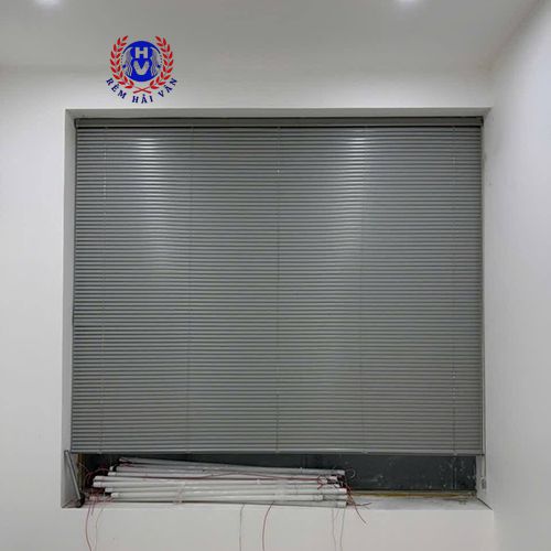 rèm sáo nhôm lắp cửa sổ phòng khách nhỏ