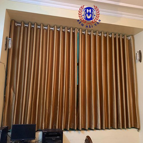 hình ảnh rèm vải màu vàng đồng chụp từ xa