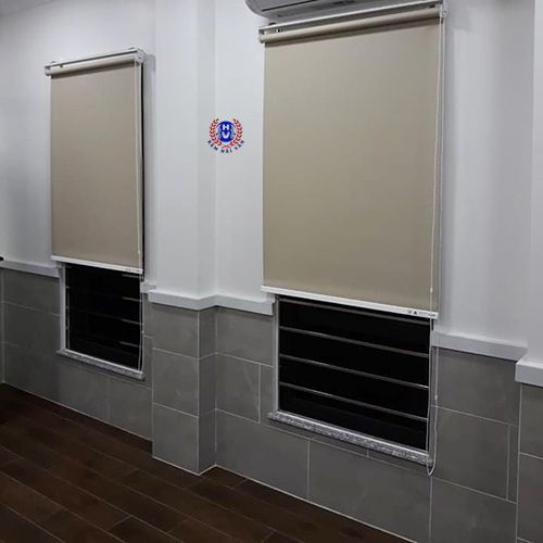 mẫu rèm cuốn trơn màu vàng đồng dễ sử dụng