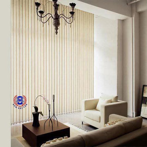mẫu rèm lá dọc màu vàng đồng tăng điểm nhấn căn phòng