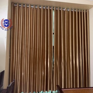 mẫu rèm vải màu vàng đồng chụp từ nhà khách hàng