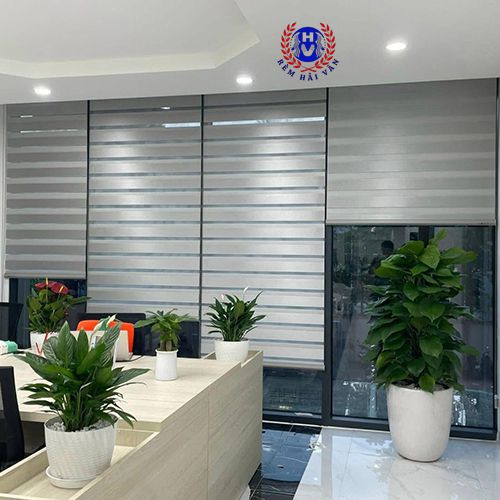 rèm cầu vồng màu ghi che nắng vách kính lớn cho văn phòng
