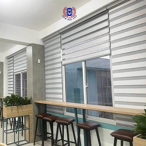 rèm cầu vồng màu ghi lắp quán cafe