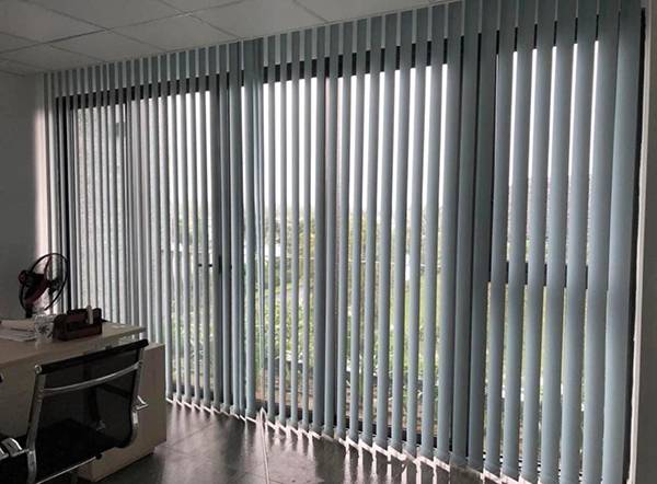 Treo rèm lá dọc màu ghi cửa sổ văn phòng làm việc nhà máy