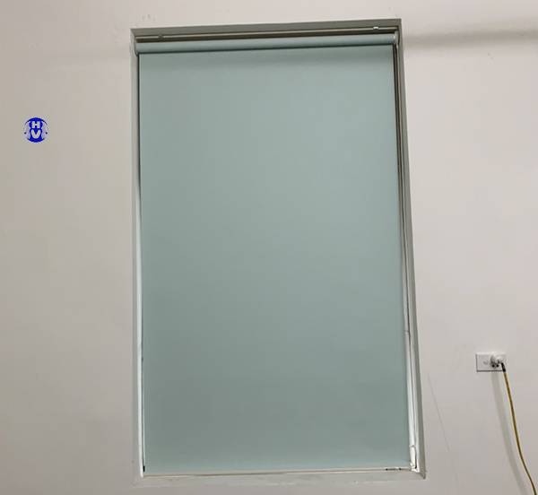 mẫu rèm cuốn màu xanh ngọc lắp vị trí cửa sổ