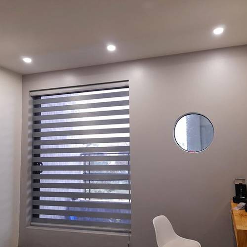 Rèm cầu vồng màu xám tro cùng tông tường phòng ngủ