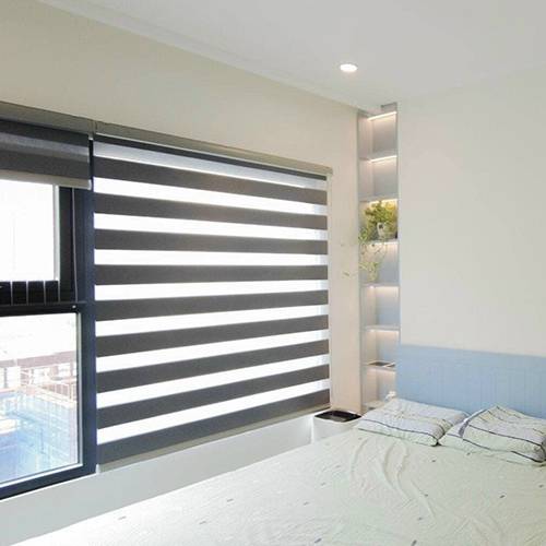 Rèm cuốn cầu vồng lắp phủ bì cửa sổ trong phòng ngủ