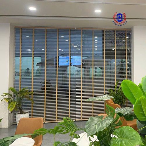 rèm gỗ bản 5cm lắp văn phòng
