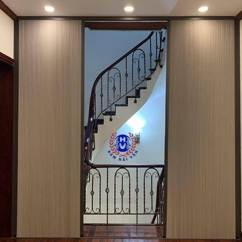 thi công hoàn thiện rèm tổ ong ngăn phòng với cầu thang