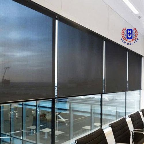 mẫu rèm cuốn lưới cửa sổ lắp trong phòng họp