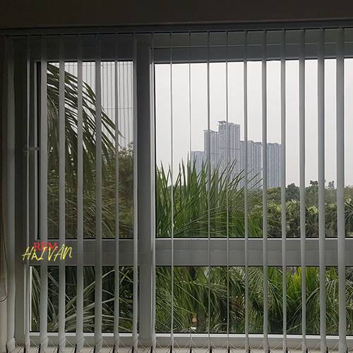 rèm kéo lá dọc lắp cửa sổ văn phòng