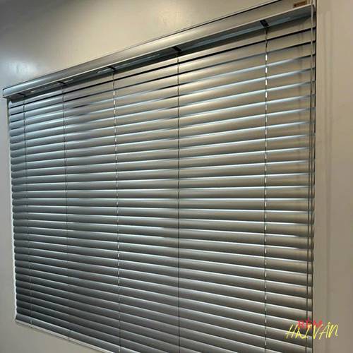 rèm kéo lá ngang lắp cửa sổ đảm bảo sự riêng tư