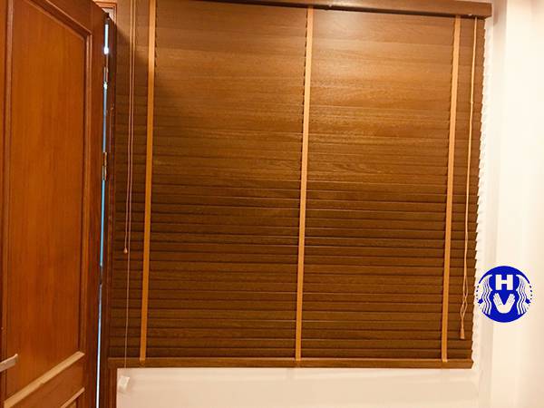mẫu rèm gỗ cửa sổ phòng ngủ sang trọng cổ điển