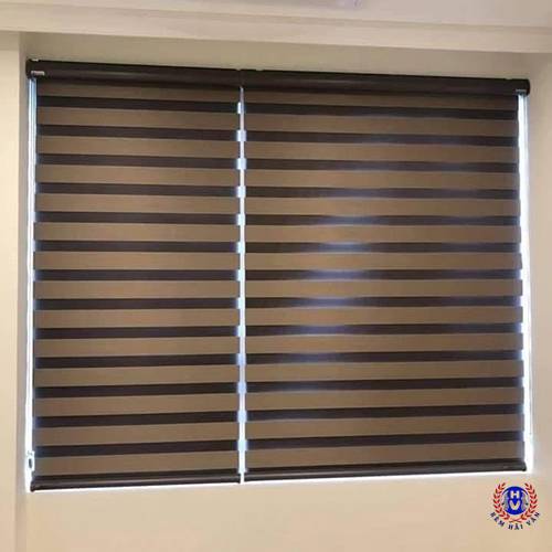 mẫu rèm cầu vồng màu gỗ lắp đặt cửa sổ phòng thờ
