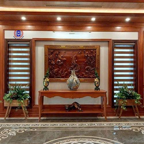 rèm cầu vồng màu gỗ lắp phòng khách hiện đại