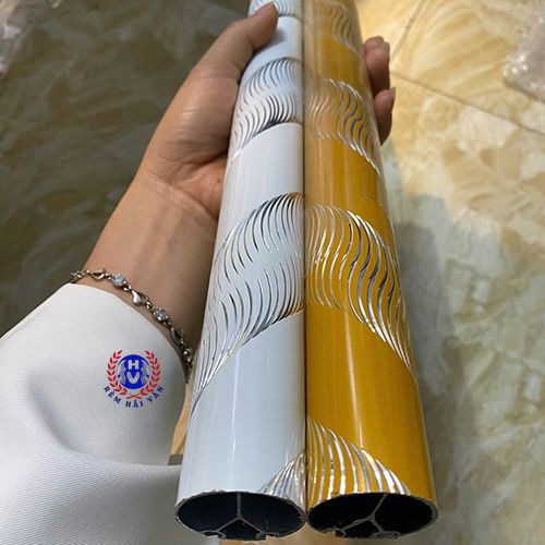 thanh treo rèm vải màu trắng và màu vàng
