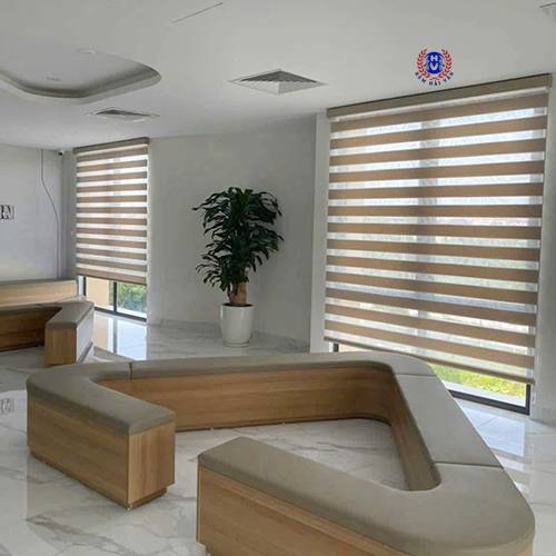 rèm sáo cầu vồng lắp đặt quầy lễ tân