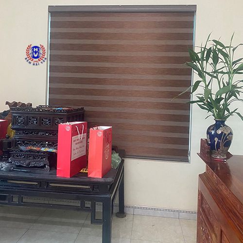rèm cầu vồng cửa sổ phòng thờ màu nâu vẻ trang nghiêm