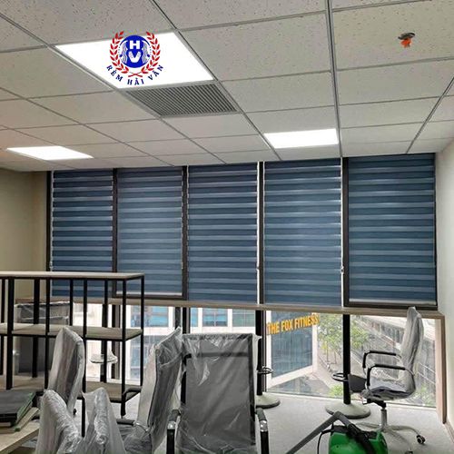 rèm cầu vồng cửa sổ văn phòng màu xanh nhạt