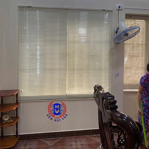 mẫu rèm sáo nhôm kéo dọc lắp vị trí cửa sổ
