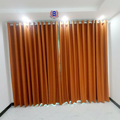 mẫu rèm vải màu cam cản nắng lắp gia đình