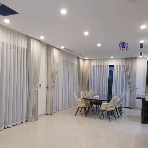 mẫu rèm cửa màu bạc hiện đại trẻ trung