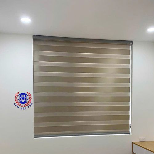 Rèm cầu vồng màu beige cho phòng khách diện tích 10m2 chung cư