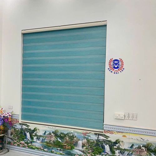 rèm cầu vồng màu xanh nổi bật lắp cho phòng khách
