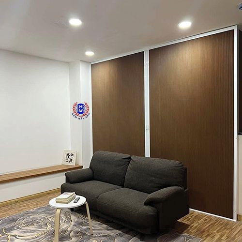 mẫu rèm tổ ong màu gỗ lắp đặt phòng khách