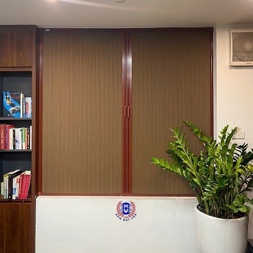 rèm tổ ong màu gỗ lắp cửa sổ phòng làm việc